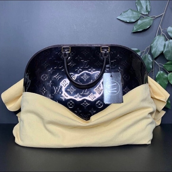 Louis Vuitton Handbags - 🔴SOLD🔴LOUIS VUITTON • VERNIS ALMA BAG